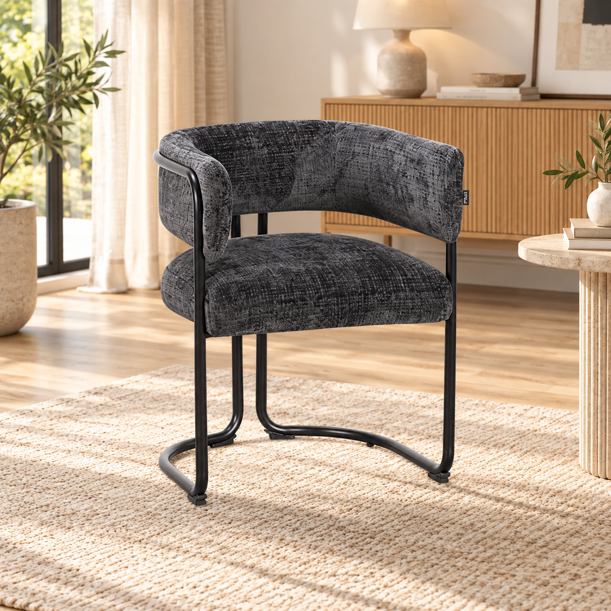 Chaise avec accoudoirs en tissu et structure noire, 56x52xH70CM ALICIA