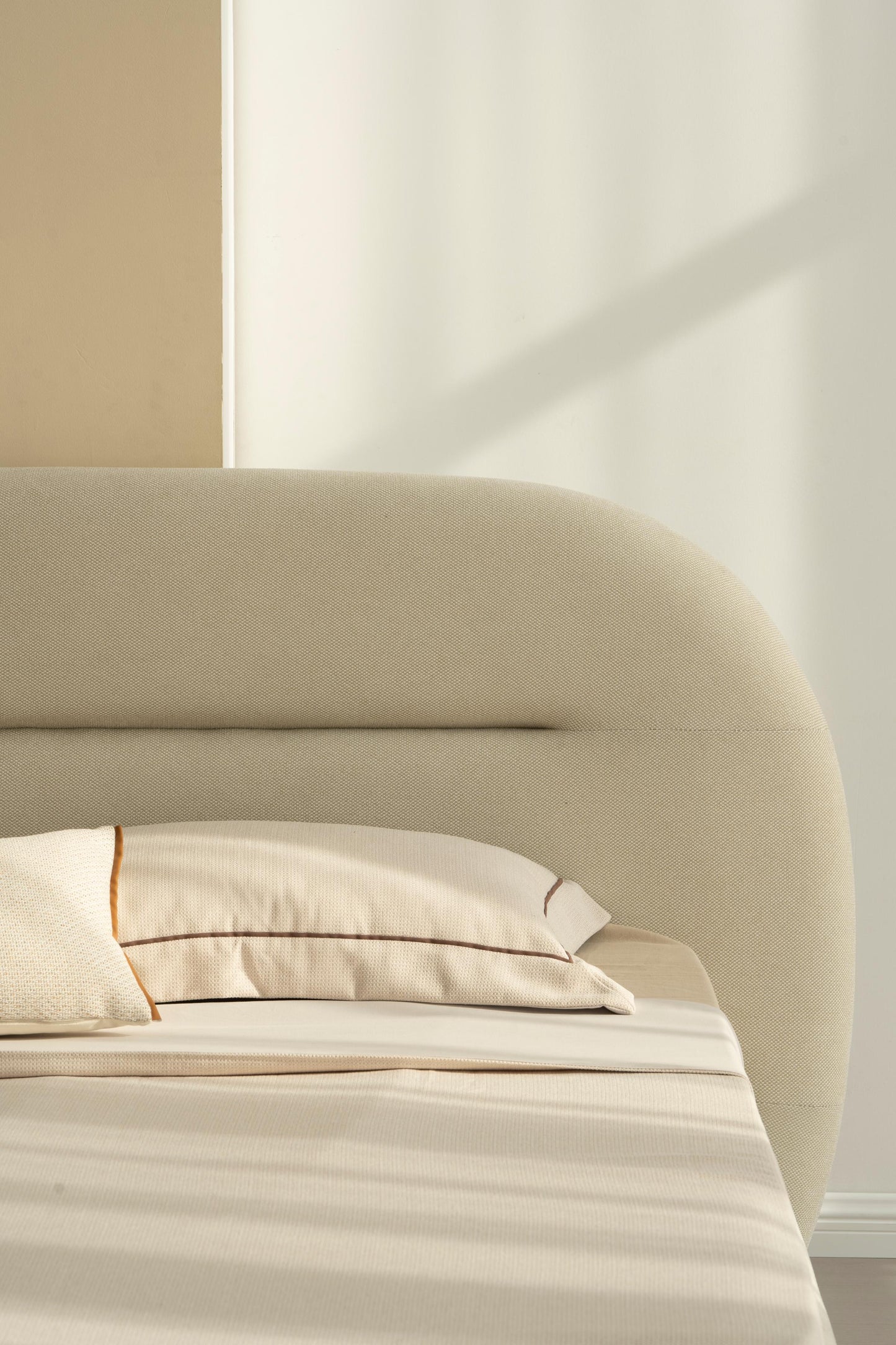 Lit en tissu avec sommier inclus Vernon