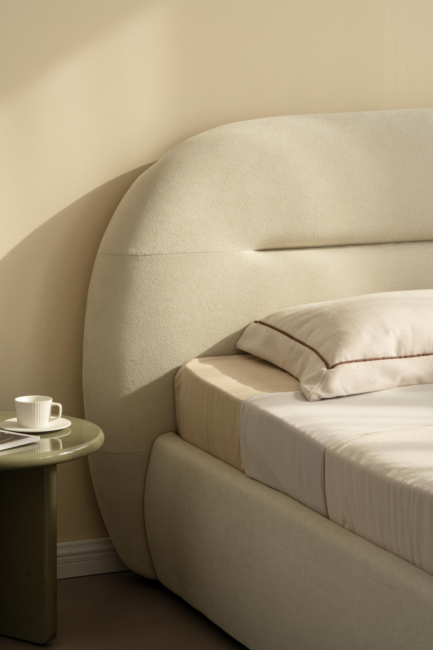 Lit en tissu avec sommier inclus Vernon