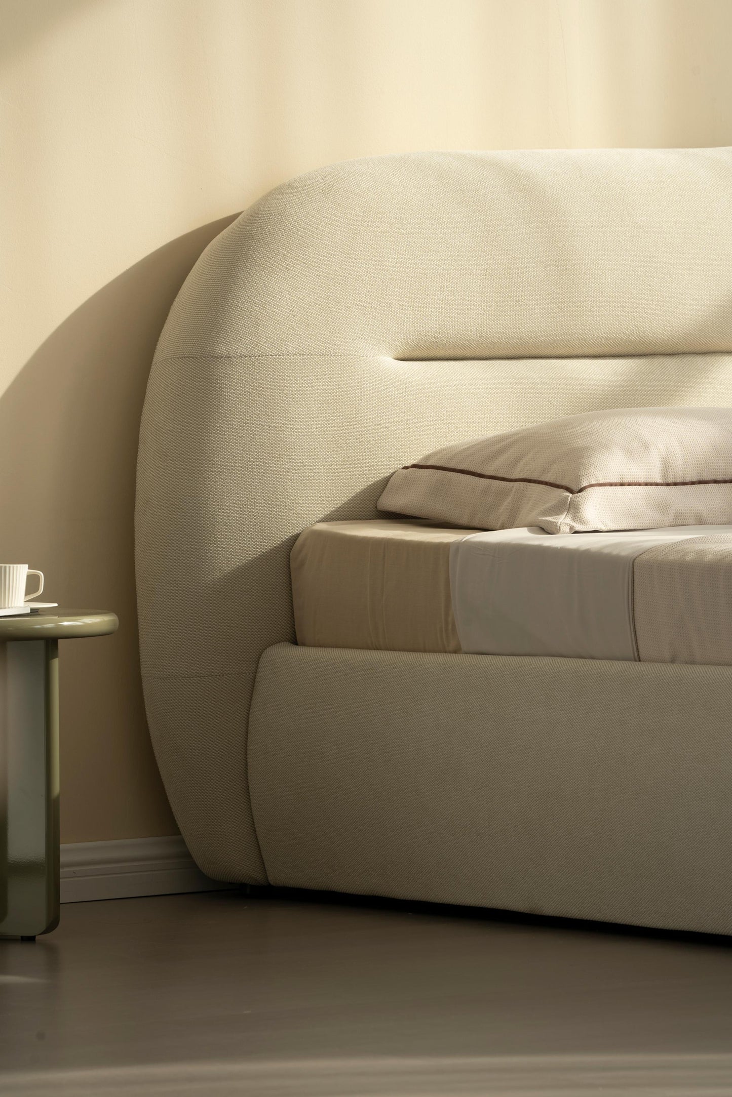 Lit en tissu avec sommier inclus Vernon