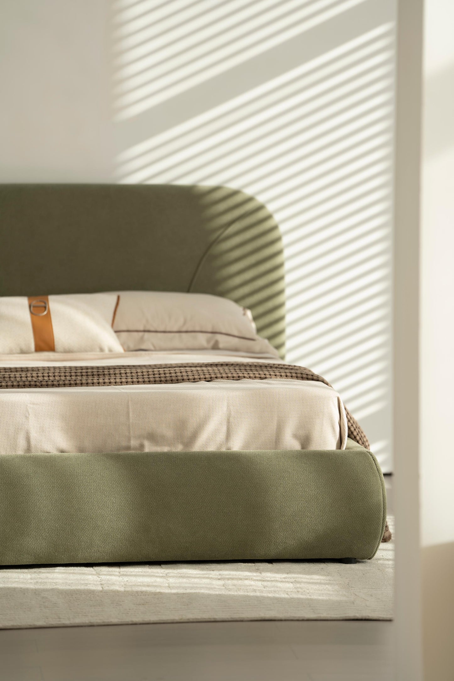 Lit en tissu vert avec sommier Softy